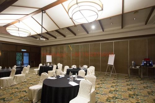 โซลูชันบริษัทล่าสุดเกี่ยวกับ วิธีการทำงานของผนังแบบเคลื่อนย้ายได้: คู่มืออย่างง่ายสำหรับการออกแบบและการกันเสียง