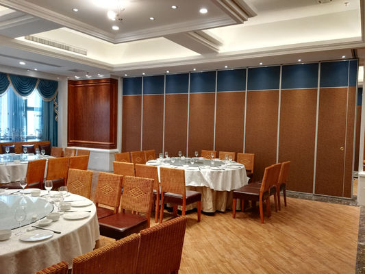 คอยทํางานได้เรียบร้อย โรงแรม โรงแรมเสียง ห้องพับ