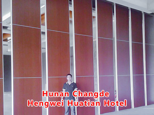 ราคาดี Single Glazed Foldable Office Glass Partition Wall with 108mm Thickness and 30-42dB Sound Insulation ออนไลน์