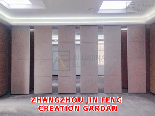 ราคาดี ผนังกั้นห้องอะคูสติกแบบเลื่อนได้ทำจากไม้ สูงสุด 18 เมตร และโครงเหล็ก Q235 สำหรับห้องประชุม ออนไลน์